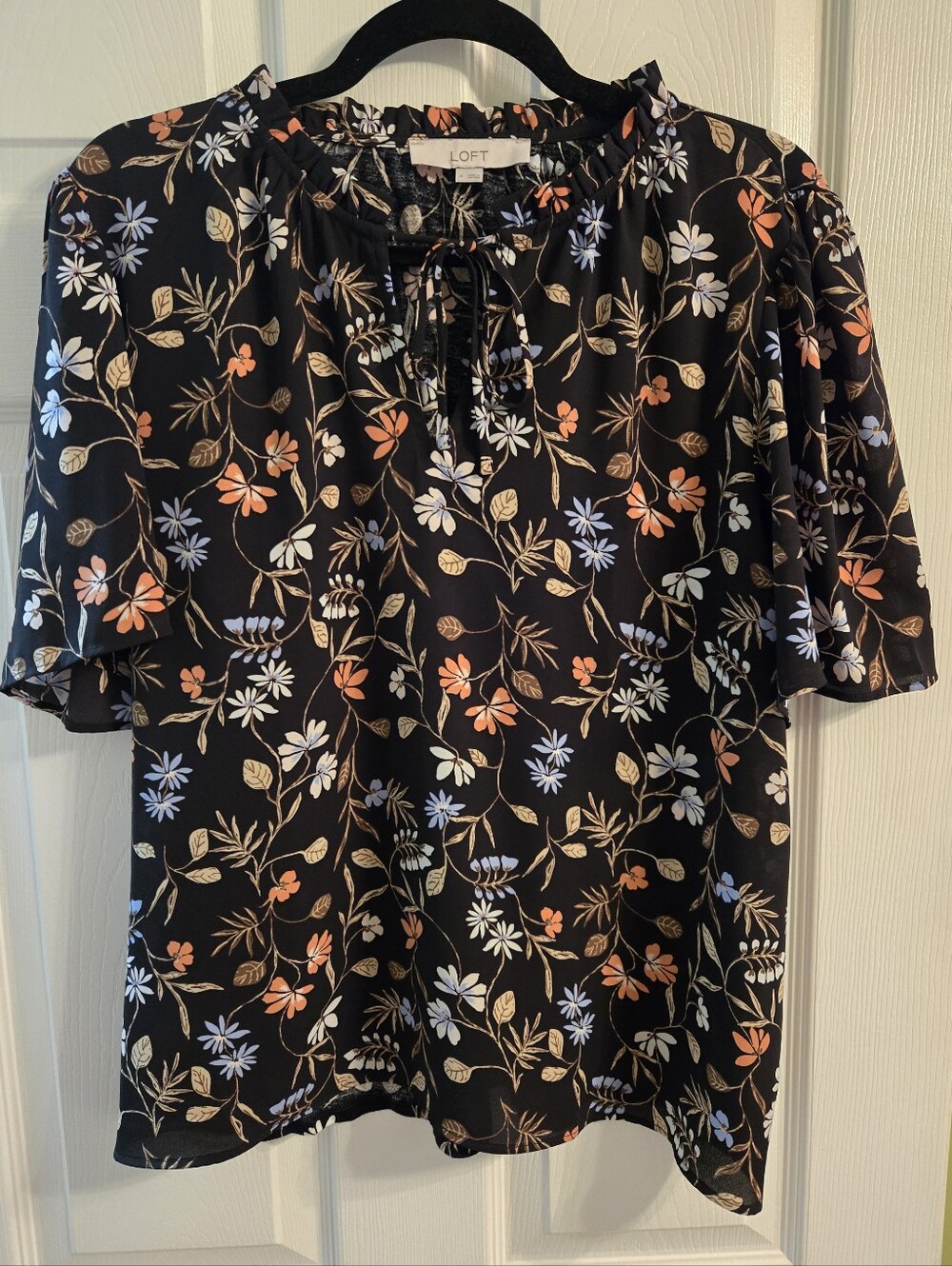 LOFT Black &  Floral Tie-Neck Short Sleeve Blouse Size M - Picture 3 of 14